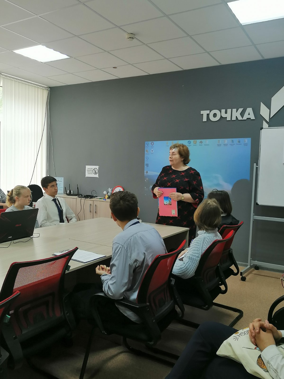 В ноябре-декабре 2022 года в МБОУ СОШ № 1 р.п. Екатериновка продолжается работа по взаимопосещению уроков..